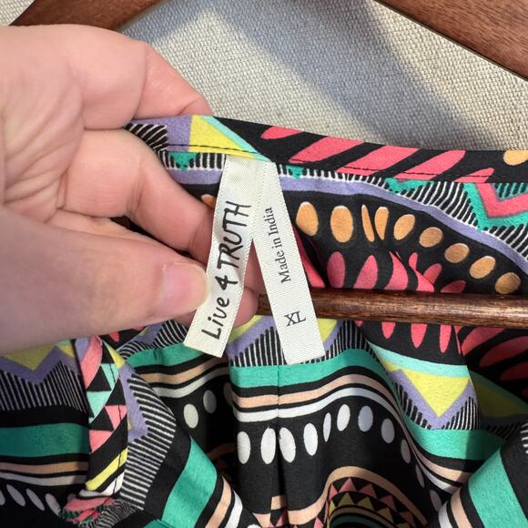 Live 4 Truth Size XL Colorful Lightweight Top NWT Abstract Extra Button - Picture 6 of 14